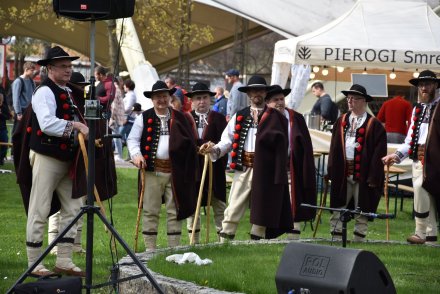Gawędy i opowieści pod Drzewem Opowieści w Parku Kopczyńskiego - męska grupa śpiewacza Wańcy